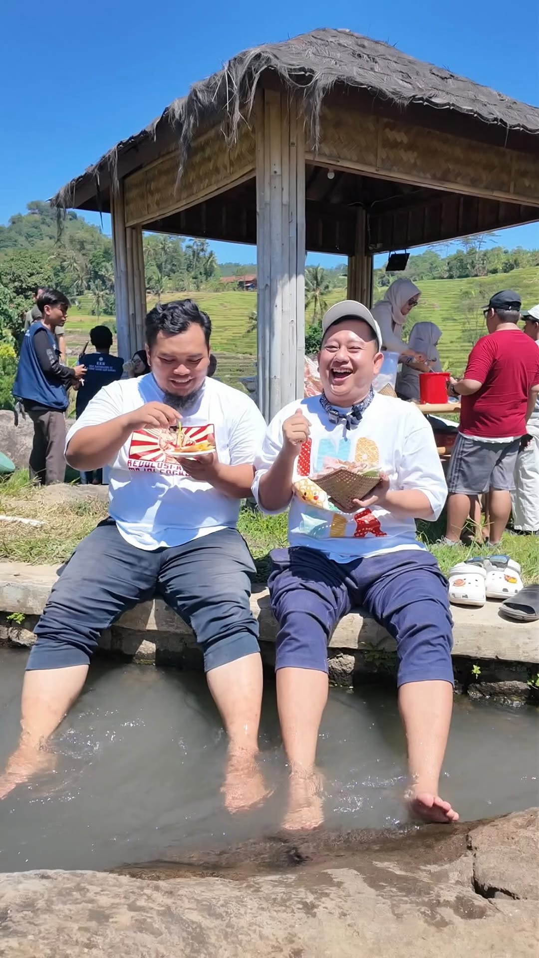 Kurupuk Kucur dan Rujak Teman Ngobrol di Pasar Bumi Pakuwon Bantaragung